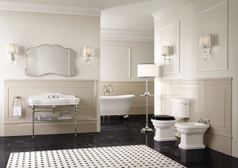 Ispirazione per una stanza da bagno tradizionale con vasca con piedi a zampa di leone, WC a due pezzi, pareti bianche e lavabo a consolle