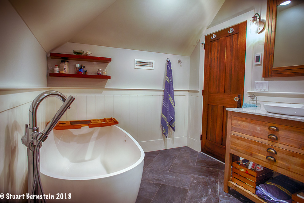 Imagen de cuarto de baño principal rural con armarios tipo mueble, puertas de armario con efecto envejecido, baldosas y/o azulejos blancos, baldosas y/o azulejos de cemento, encimera de granito y encimeras grises
