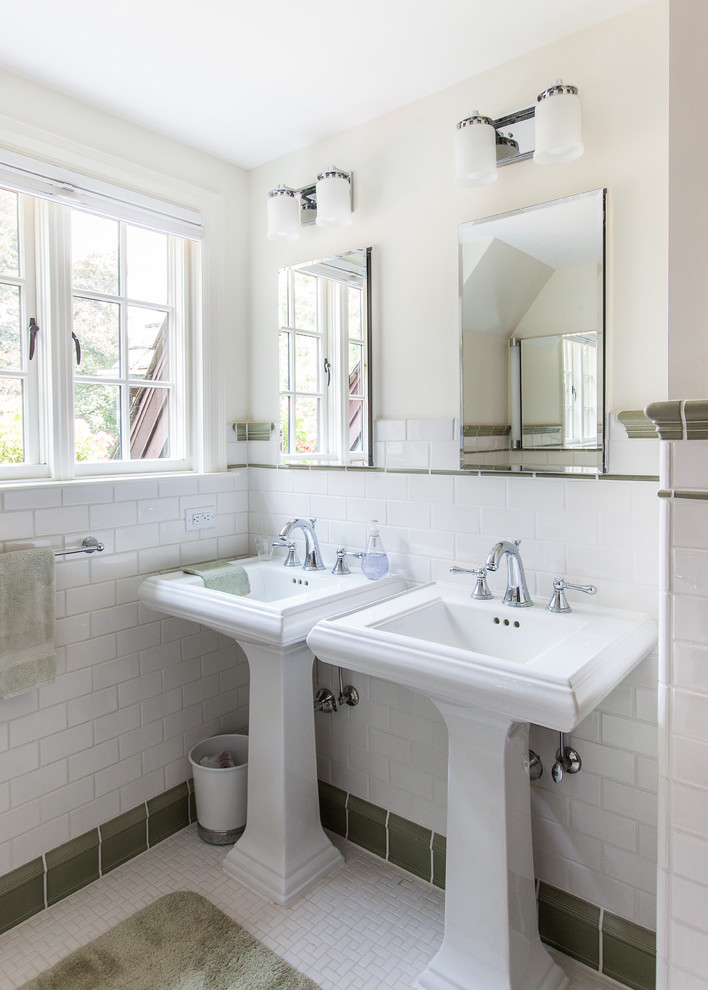 Mittelgroßes Modernes Badezimmer En Suite mit Sockelwaschbecken, weißen Fliesen, Metrofliesen, beiger Wandfarbe, Mosaik-Bodenfliesen und weißem Boden in Detroit