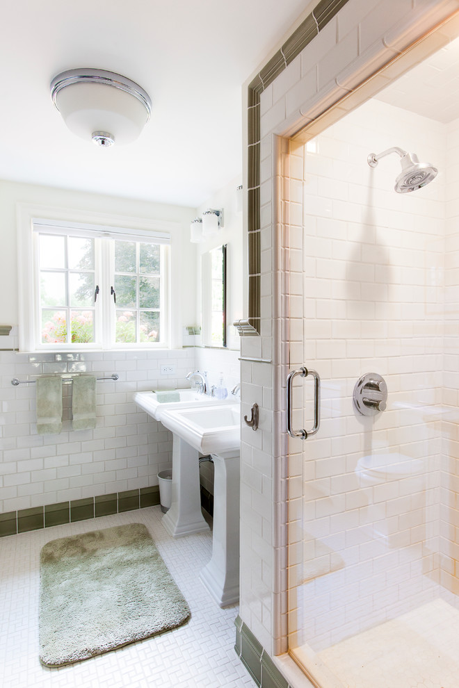 На фото: главная ванная комната в современном стиле с белыми фасадами, белой плиткой, керамогранитной плиткой, белыми стенами и полом из керамической плитки
