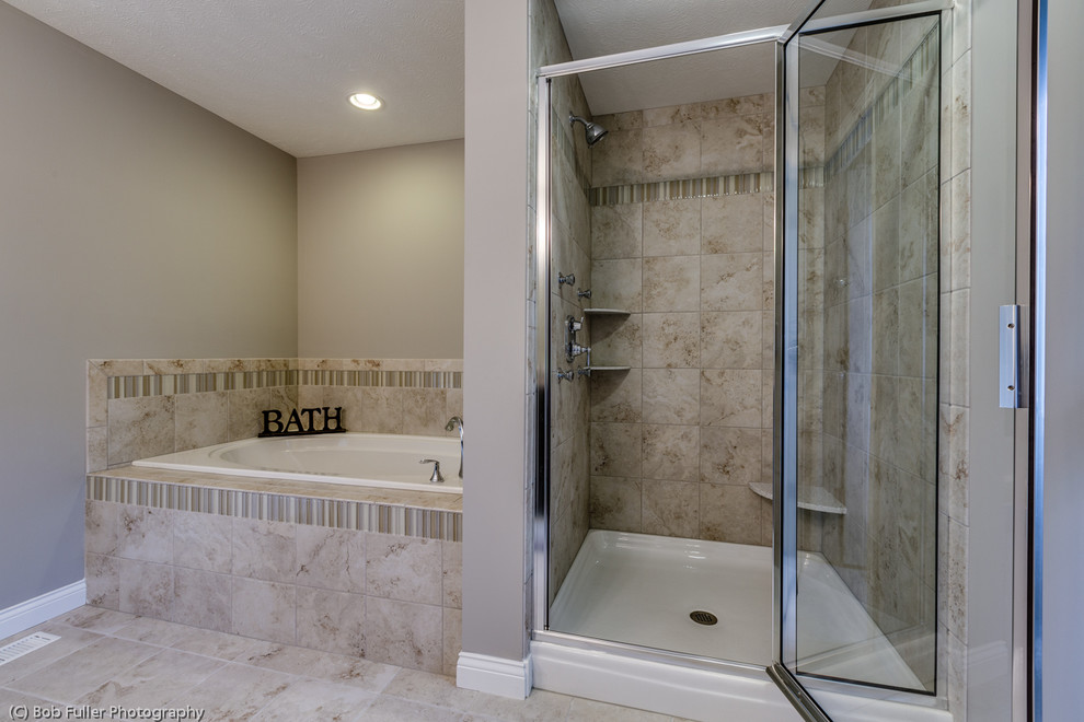 Esempio di una stanza da bagno padronale tradizionale di medie dimensioni con vasca ad alcova, doccia alcova, piastrelle beige, piastrelle in ceramica, pavimento con piastrelle in ceramica e top in granito