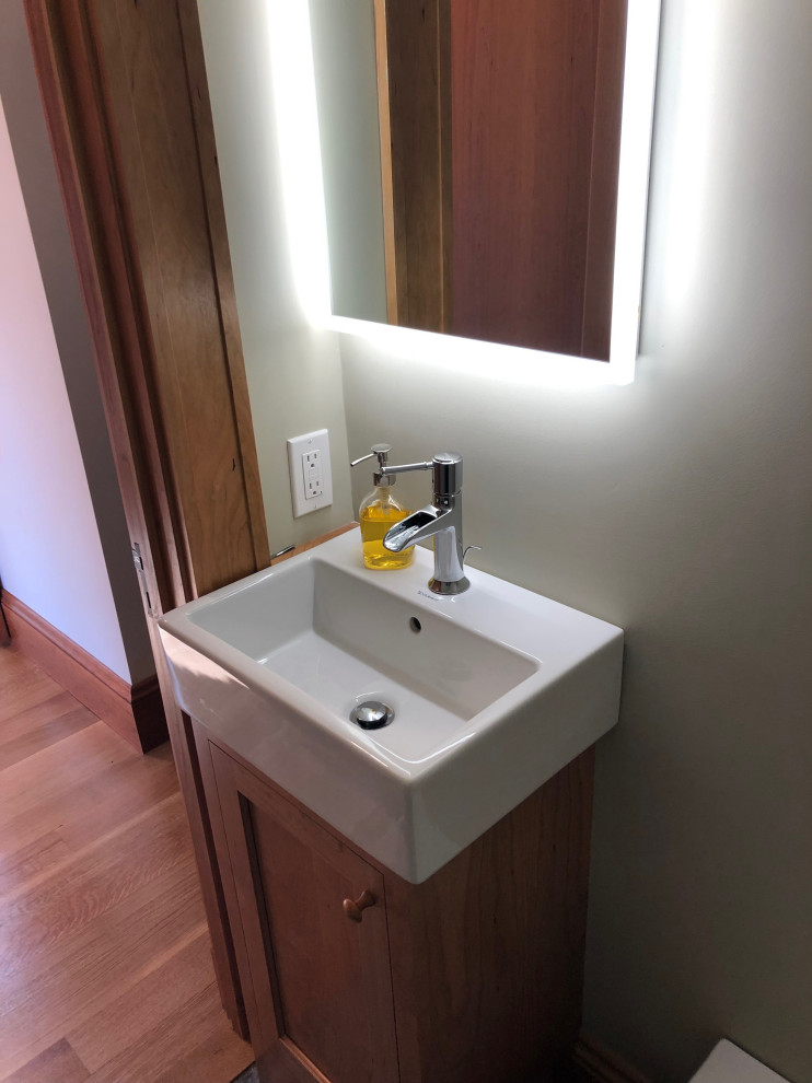 Kleines Klassisches Badezimmer mit verzierten Schränken, hellbraunen Holzschränken, Schieferboden und integriertem Waschbecken in Boston