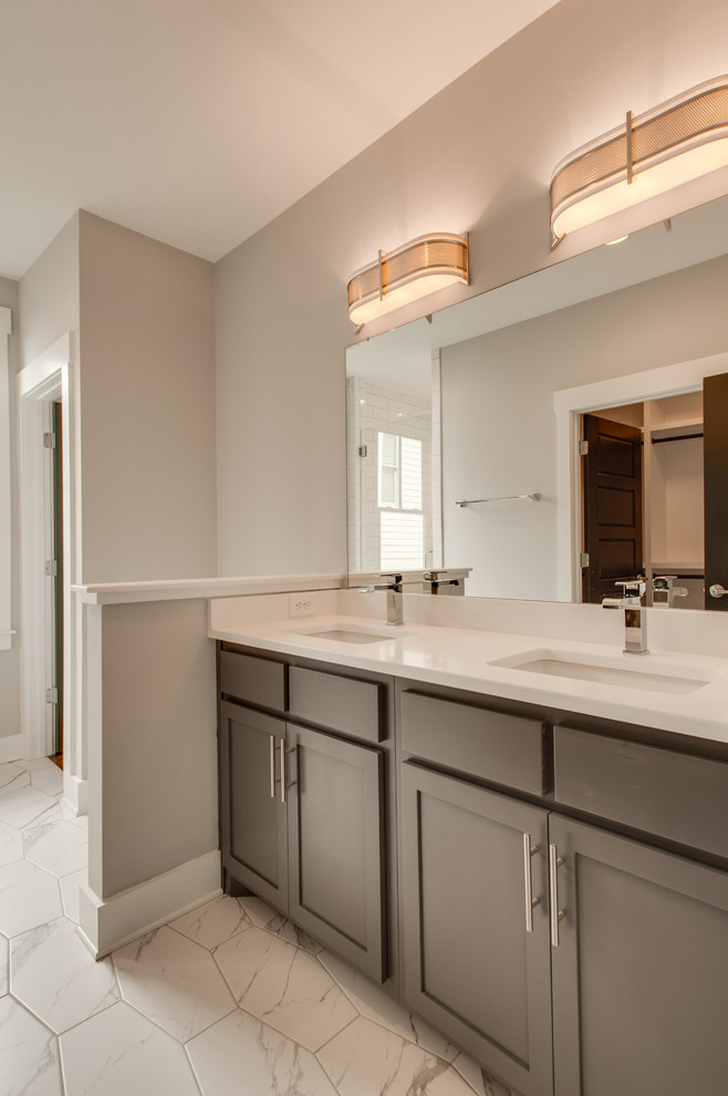 Inspiration för mellanstora klassiska en-suite badrum, med skåp i shakerstil, grå skåp, grå kakel, ett undermonterad handfat, bänkskiva i kvarts, grå väggar, marmorgolv och vitt golv