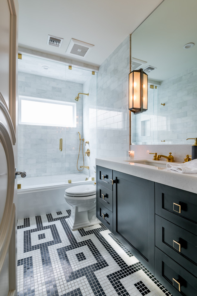 Bild på ett stort vintage grå grått badrum med dusch, med skåp i shakerstil, svarta skåp, ett badkar i en alkov, en dusch/badkar-kombination, en toalettstol med separat cisternkåpa, grå kakel, ett undermonterad handfat, flerfärgat golv och dusch med gångjärnsdörr