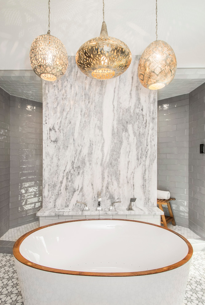 Пример оригинального дизайна: большая главная ванная комната в стиле фьюжн с плоскими фасадами, светлыми деревянными фасадами, отдельно стоящей ванной, открытым душем, раздельным унитазом, серой плиткой, цементной плиткой, серыми стенами, полом из цементной плитки, врезной раковиной и столешницей из кварцита