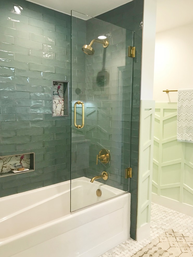 На фото: ванная комната среднего размера в стиле модернизм с плоскими фасадами, белыми фасадами, ванной в нише, душем над ванной, раздельным унитазом, зеленой плиткой, зелеными стенами, полом из керамической плитки, душевой кабиной, настольной раковиной, серым полом, душем с раздвижными дверями и белой столешницей с