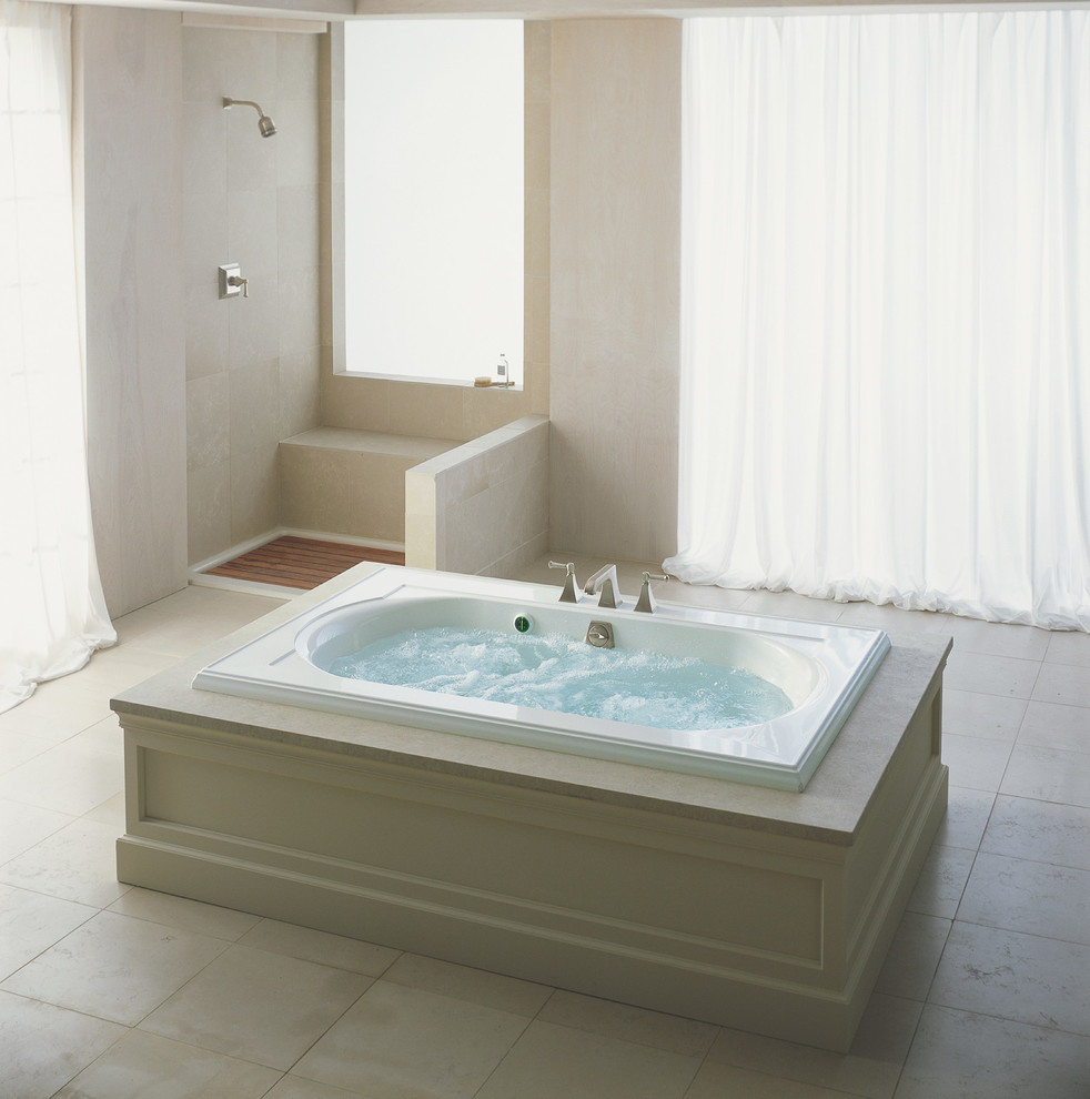 Klassisk inredning av ett badrum, med ett platsbyggt badkar och beige kakel