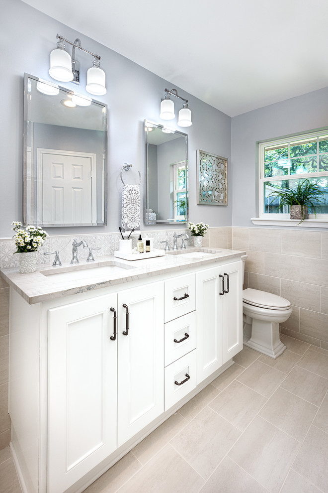 Design ideas for a large classic ensuite bathroom in Houston with a two-piece toilet, beige tiles, porcelain tiles, blue walls, porcelain flooring, a submerged sink, quartz worktops, beige floors, a hinged door and grey worktops.