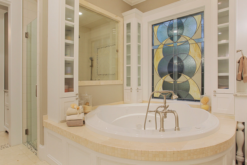 Cette image montre une salle de bain traditionnelle avec une douche d'angle, un carrelage beige, mosaïque et un bain bouillonnant.