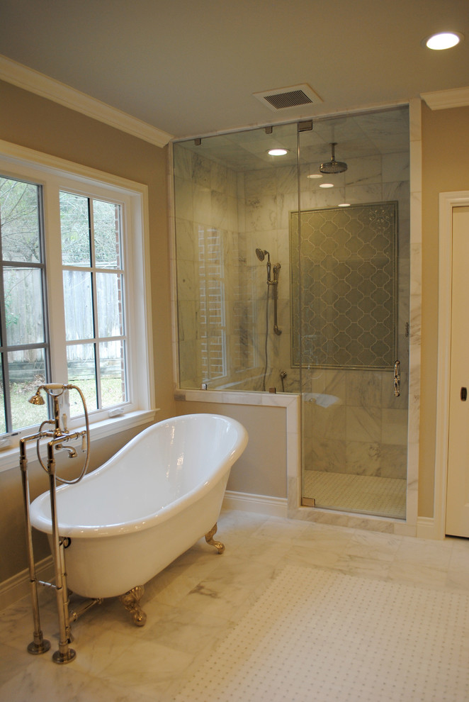 Ejemplo de cuarto de baño minimalista con armarios tipo mueble, puertas de armario de madera en tonos medios, encimera de mármol, bañera con patas, paredes beige y suelo de mármol
