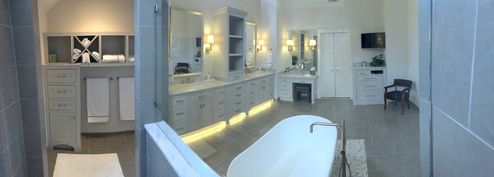 Свежая идея для дизайна: главная ванная комната в современном стиле с фасадами с утопленной филенкой, серыми фасадами, отдельно стоящей ванной, душем в нише, унитазом-моноблоком, серой плиткой, плиткой мозаикой, белыми стенами, полом из керамогранита, врезной раковиной и мраморной столешницей - отличное фото интерьера
