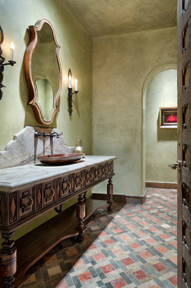 Источник вдохновения для домашнего уюта: ванная комната в средиземноморском стиле с настольной раковиной, фасадами островного типа, темными деревянными фасадами и зелеными стенами