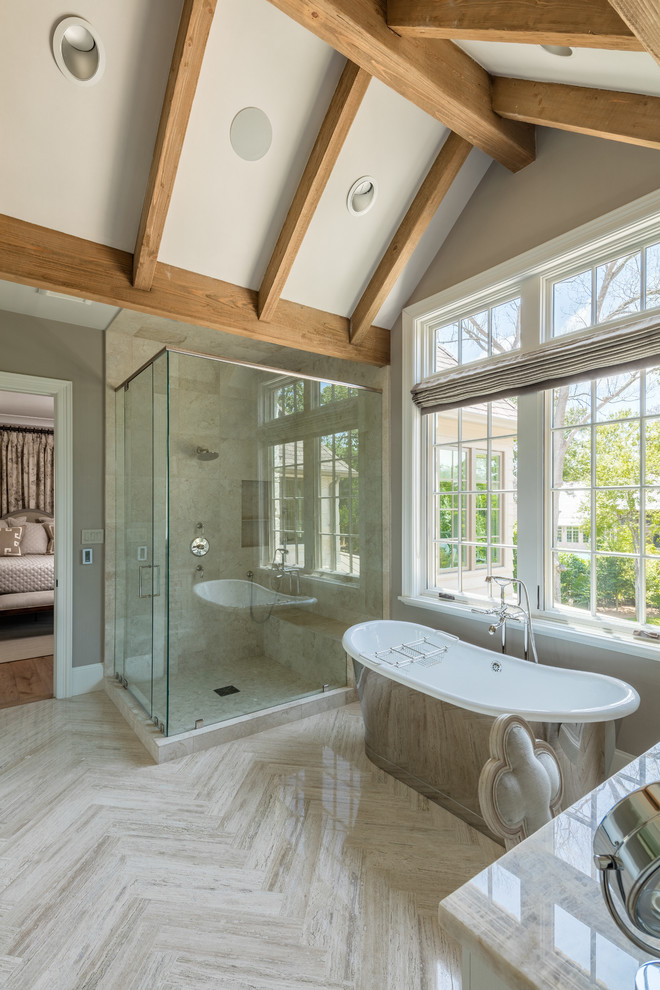 Esempio di una stanza da bagno chic con vasca freestanding, piastrelle beige, pareti grigie e porta doccia scorrevole