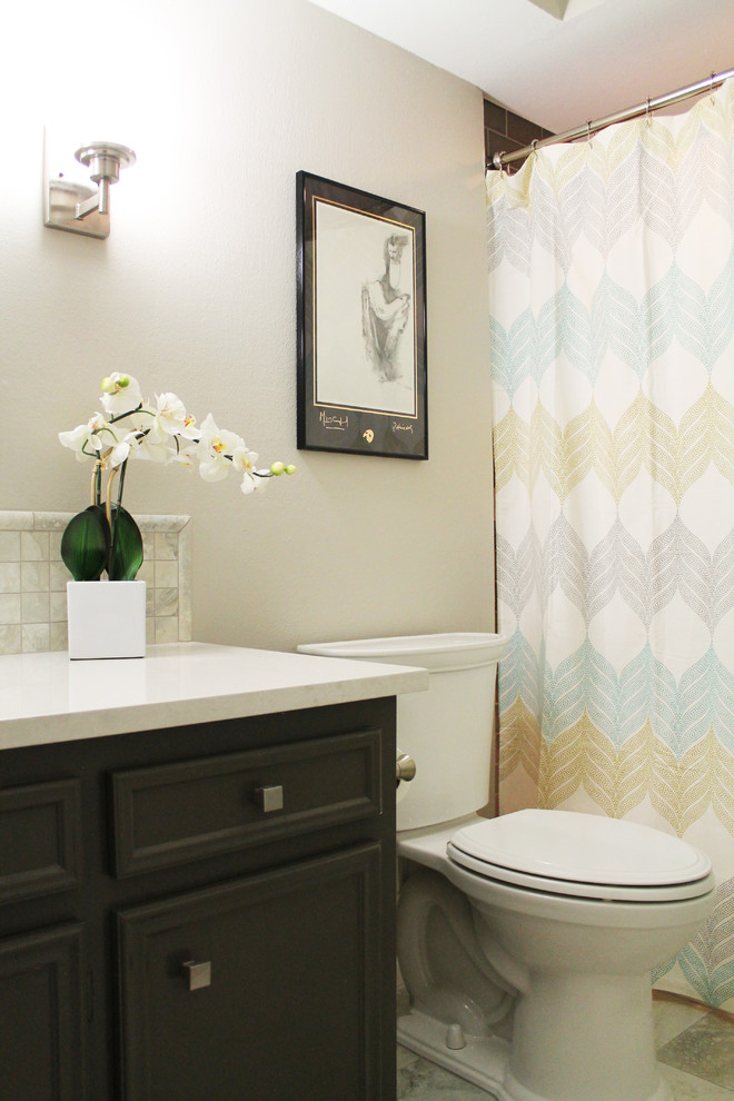 Exempel på ett mellanstort klassiskt badrum, med ett undermonterad handfat, luckor med infälld panel, grå skåp, bänkskiva i kvarts, ett badkar i en alkov, en dusch/badkar-kombination, en toalettstol med separat cisternkåpa, grå kakel, porslinskakel, grå väggar och klinkergolv i porslin