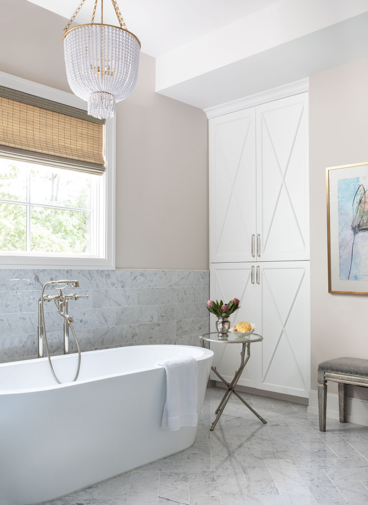 Idee per un'ampia stanza da bagno padronale minimal con vasca freestanding, piastrelle grigie, piastrelle di marmo, pareti rosa, pavimento con piastrelle in ceramica, lavabo da incasso e pavimento bianco