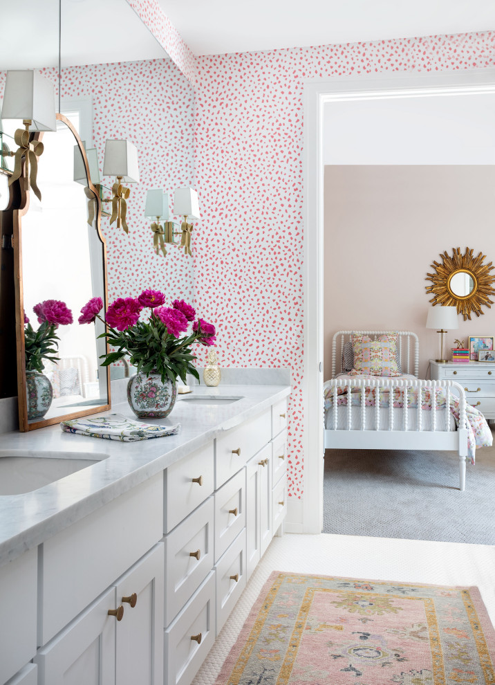 Идея дизайна: огромная детская ванная комната в современном стиле с белыми фасадами, розовыми стенами, полом из керамической плитки, накладной раковиной, столешницей из кварцита, белым полом, белой столешницей, тумбой под две раковины, встроенной тумбой и обоями на стенах