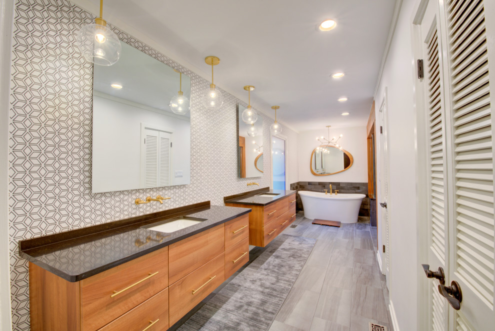 Inspiration för stora moderna svart en-suite badrum, med släta luckor, bruna skåp, ett fristående badkar, svart och vit kakel, vita väggar, ett undermonterad handfat och grått golv