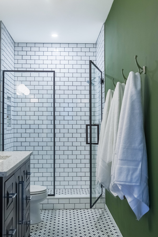 Стильный дизайн: маленькая главная ванная комната в стиле ретро с фасадами островного типа, черными фасадами, белой плиткой, плиткой кабанчик, зелеными стенами, врезной раковиной и столешницей из искусственного кварца для на участке и в саду - последний тренд