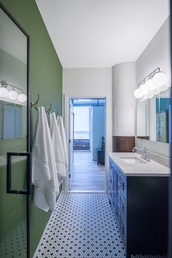 Réalisation d'une petite salle de bain principale vintage avec un placard en trompe-l'oeil, des portes de placard noires, un carrelage blanc, un carrelage métro, un mur vert, un lavabo encastré et un plan de toilette en quartz modifié.