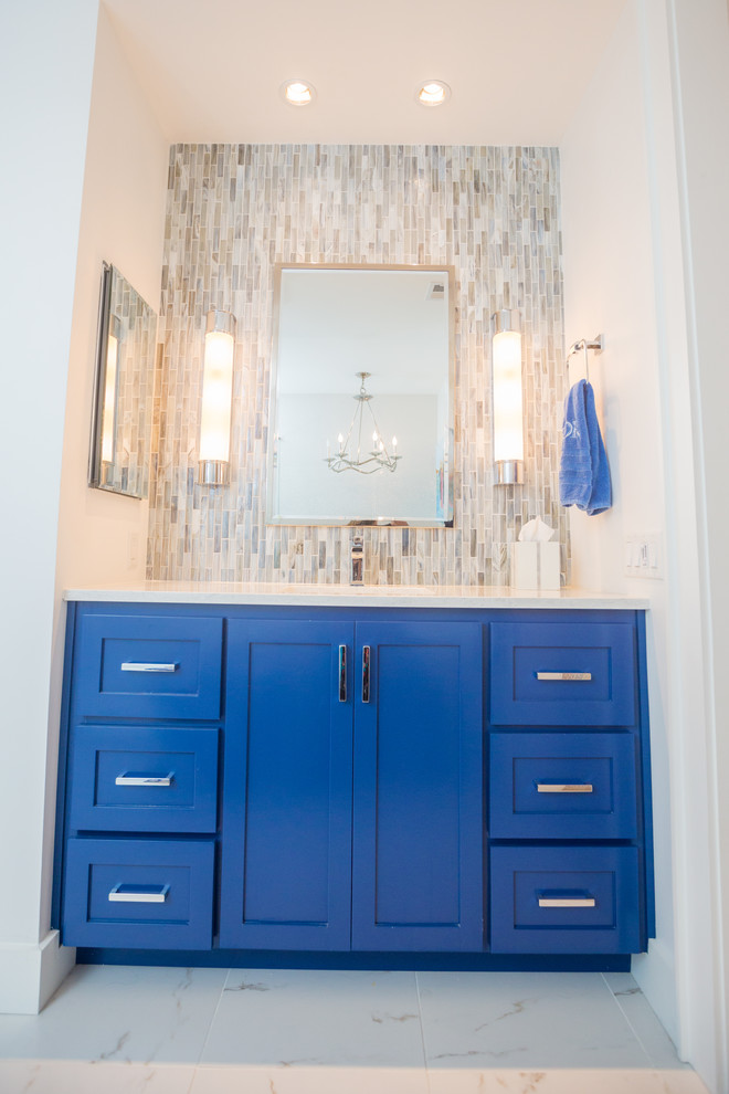 Exempel på ett stort klassiskt en-suite badrum, med skåp i shakerstil, vita skåp, en toalettstol med separat cisternkåpa, flerfärgad kakel, mosaik, flerfärgade väggar, klinkergolv i porslin, ett undermonterad handfat, bänkskiva i kvarts och vitt golv