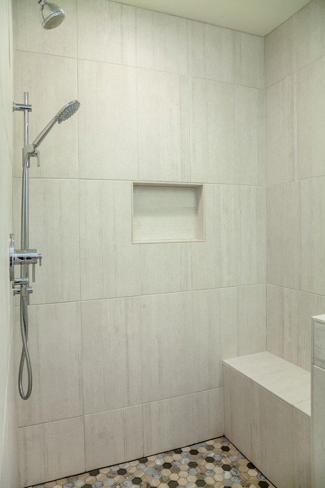 Klassisk inredning av ett en-suite badrum, med luckor med infälld panel, vita skåp, en kantlös dusch, vita väggar, mosaikgolv, ett undermonterad handfat, bänkskiva i kvarts, flerfärgat golv, med dusch som är öppen, beige kakel och porslinskakel
