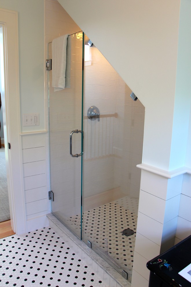 Immagine di una stanza da bagno con doccia bohémian di medie dimensioni con nessun'anta, doccia alcova, WC a due pezzi, pareti blu, pavimento con piastrelle a mosaico, lavabo sospeso, pavimento bianco e porta doccia a battente