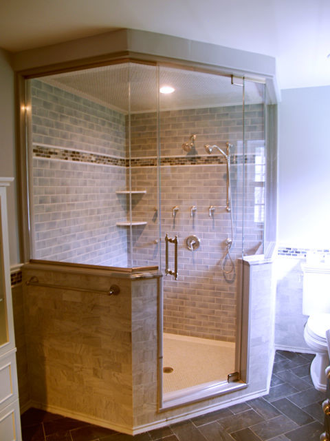 Exempel på ett mellanstort klassiskt en-suite badrum, med en hörndusch, beige kakel, brun kakel, grå kakel, stenkakel, blå väggar, vinylgolv, brunt golv och dusch med gångjärnsdörr