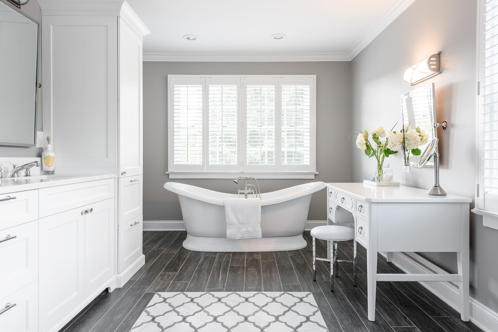 Exempel på ett stort klassiskt en-suite badrum, med skåp i shakerstil, vita skåp, grå kakel, keramikplattor och bänkskiva i kvarts