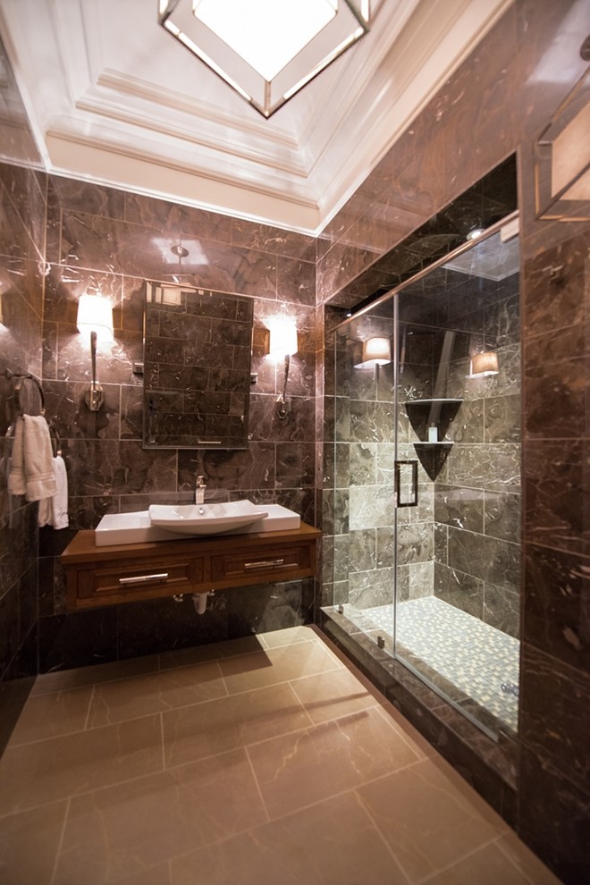 Ispirazione per una grande stanza da bagno con doccia classica con lavabo a bacinella, doccia a filo pavimento, ante a filo, ante in legno scuro, pavimento in marmo e piastrelle in gres porcellanato