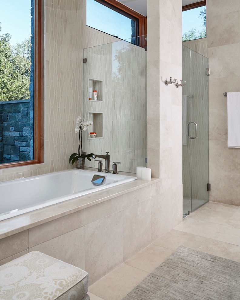 Foto di una grande stanza da bagno padronale minimal con pareti bianche, vasca da incasso, doccia ad angolo e pavimento con piastrelle in ceramica