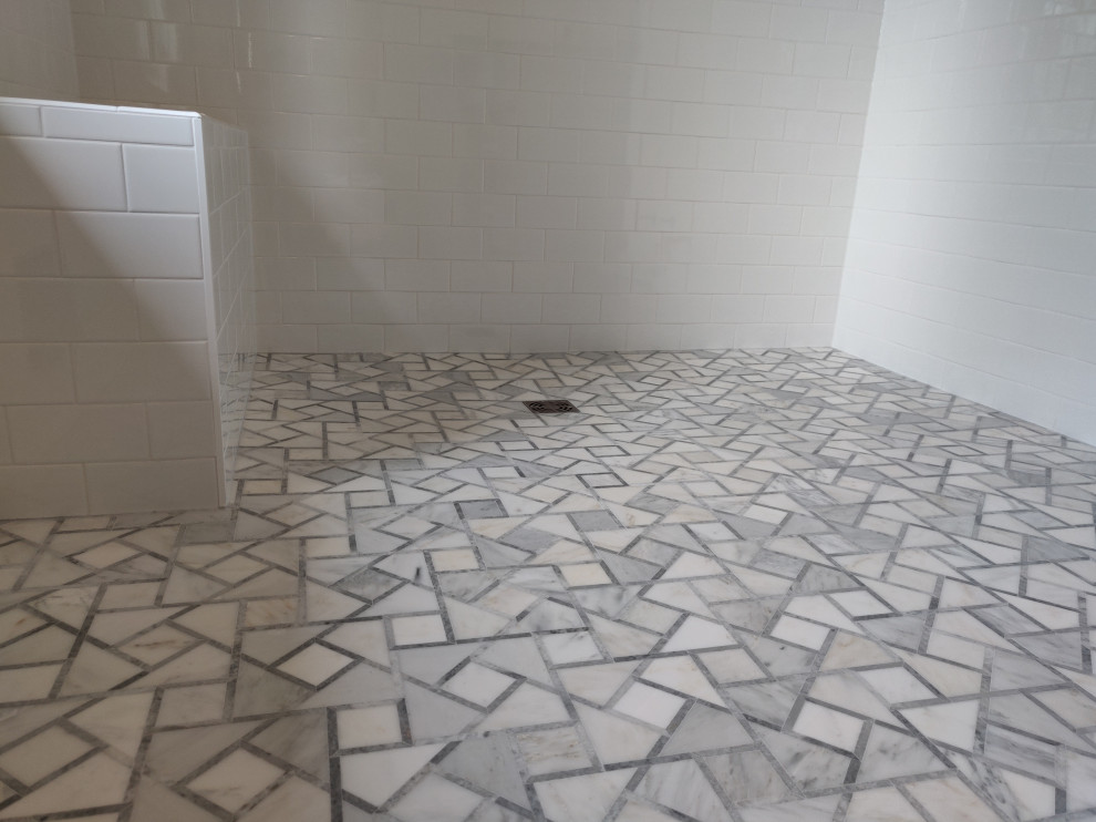 Пример оригинального дизайна: главная ванная комната среднего размера в современном стиле с душем в нише, мраморным полом и серым полом