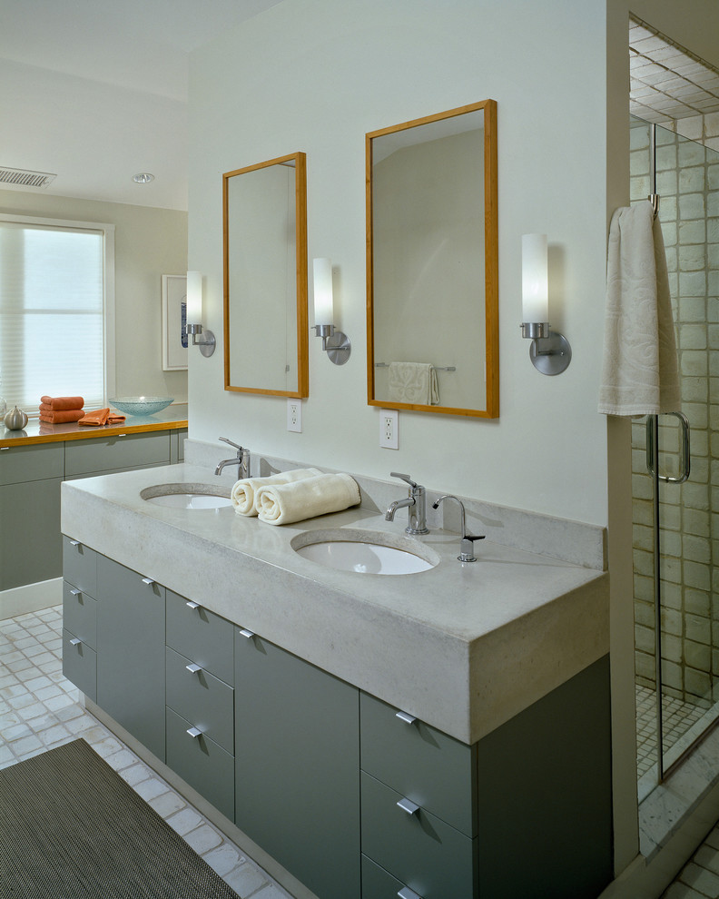 Imagen de cuarto de baño marinero con lavabo bajoencimera