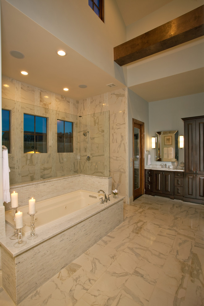 Идея дизайна: ванная комната в классическом стиле с врезной раковиной, темными деревянными фасадами, накладной ванной, двойным душем, белой плиткой и мраморным полом