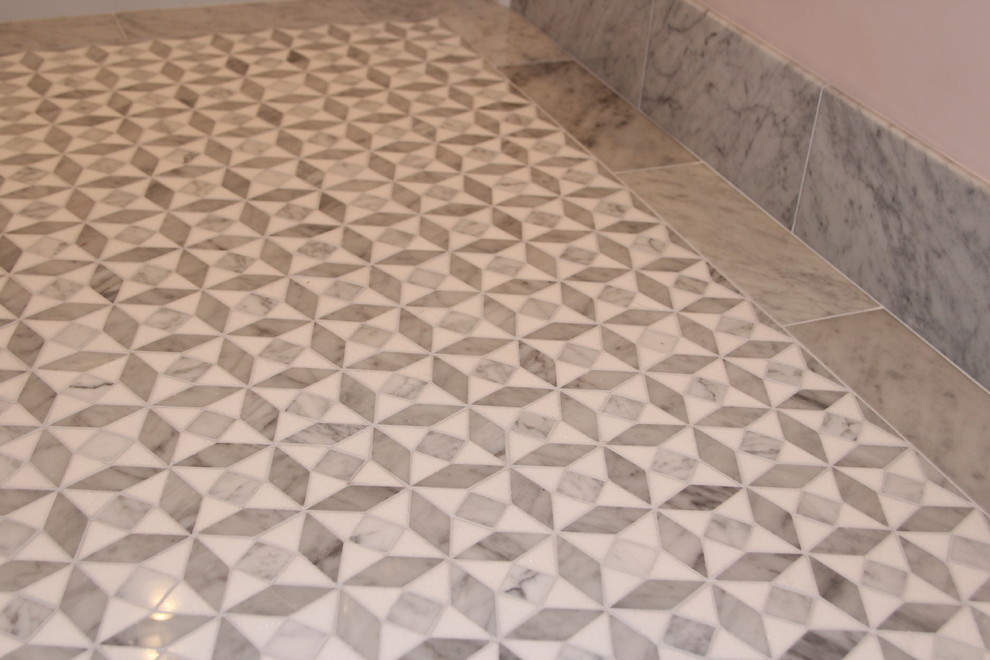 Imagen de cuarto de baño clásico renovado con baldosas y/o azulejos blancos, baldosas y/o azulejos de piedra y suelo de mármol