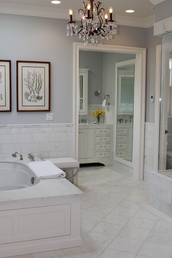 Foto de cuarto de baño clásico con baldosas y/o azulejos blancos, baldosas y/o azulejos de piedra y suelo de mármol