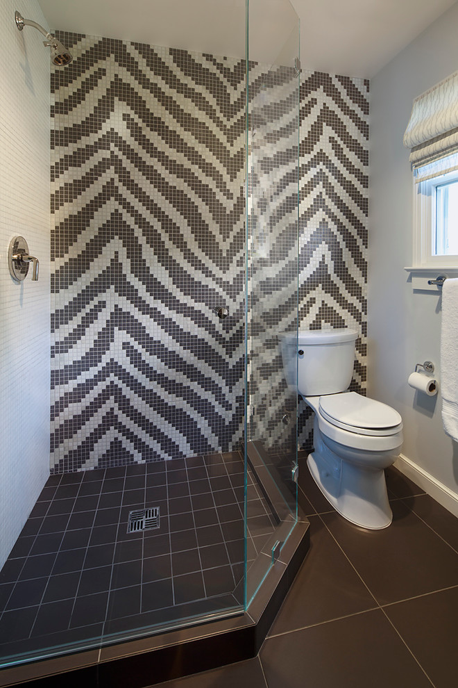 サンフランシスコにあるコンテンポラリースタイルのおしゃれな浴室 (コーナー設置型シャワー、モザイクタイル) の写真