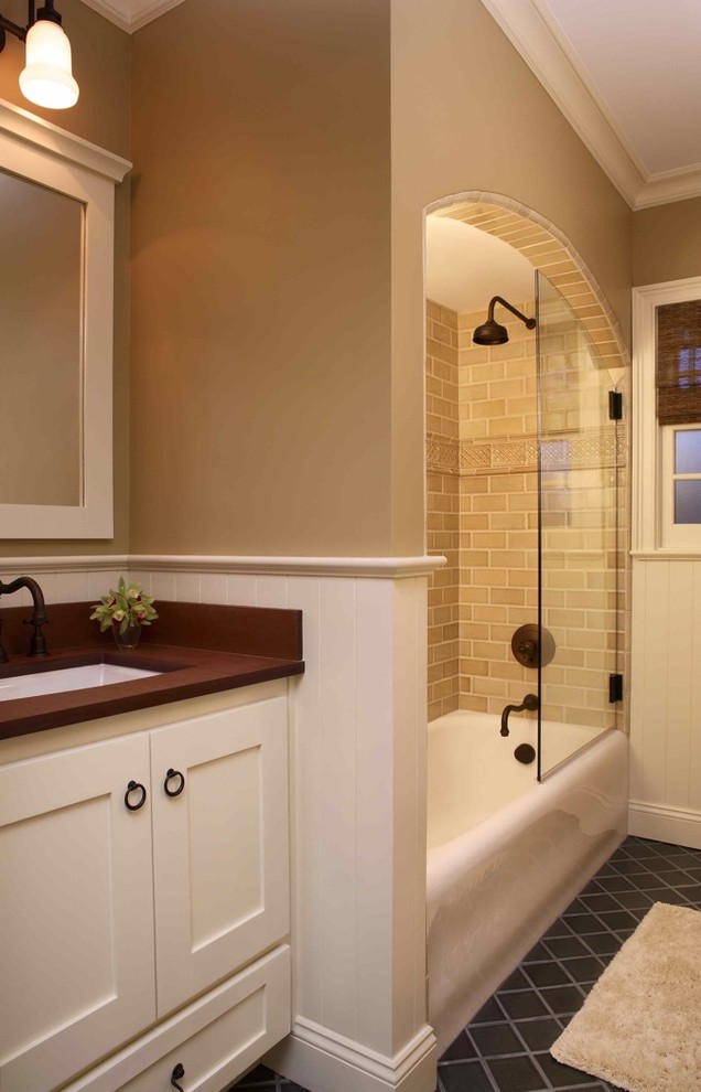 Cette photo montre une salle de bain chic avec des carreaux de céramique.