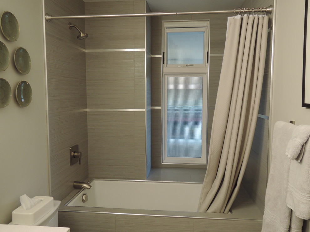 Exempel på ett mellanstort modernt badrum, med ett undermonterat badkar, en dusch/badkar-kombination, beige kakel, porslinskakel, beige väggar och dusch med duschdraperi