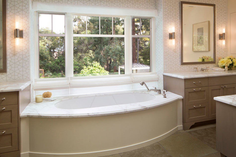 Ispirazione per una stanza da bagno padronale minimal di medie dimensioni con ante in stile shaker, ante beige, piastrelle bianche, piastrelle in ceramica e top in marmo