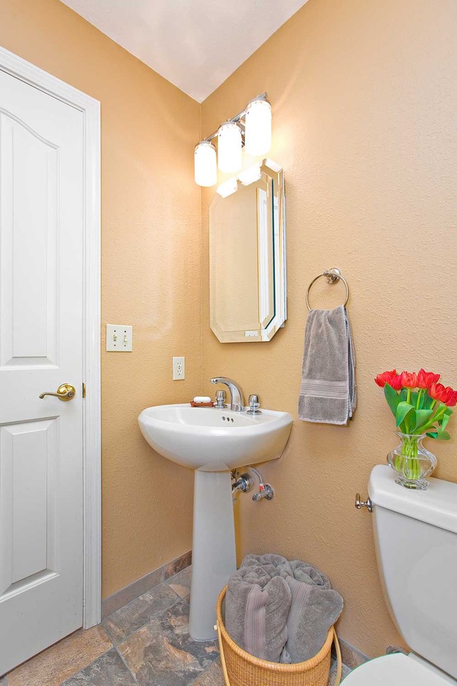 На фото: ванная комната в классическом стиле с раковиной с пьедесталом с