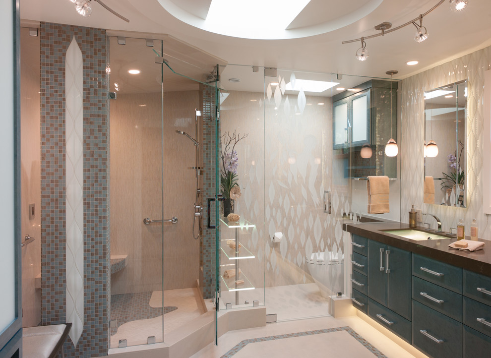 Идея дизайна: огромная главная ванная комната в современном стиле с врезной раковиной, столешницей из искусственного кварца, двойным душем, унитазом-моноблоком, бежевой плиткой, бежевыми стенами, полом из керамогранита и синими фасадами