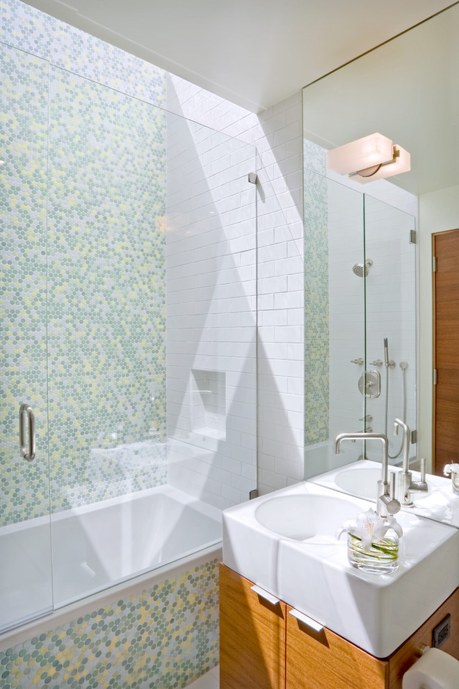 Diseño de cuarto de baño vintage con armarios con paneles lisos, puertas de armario de madera oscura, baldosas y/o azulejos en mosaico y encimeras blancas