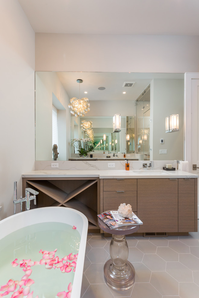Idéer för ett stort modernt en-suite badrum, med släta luckor, beige skåp, en öppen dusch, en toalettstol med hel cisternkåpa, beige väggar, klinkergolv i keramik, marmorbänkskiva och grått golv