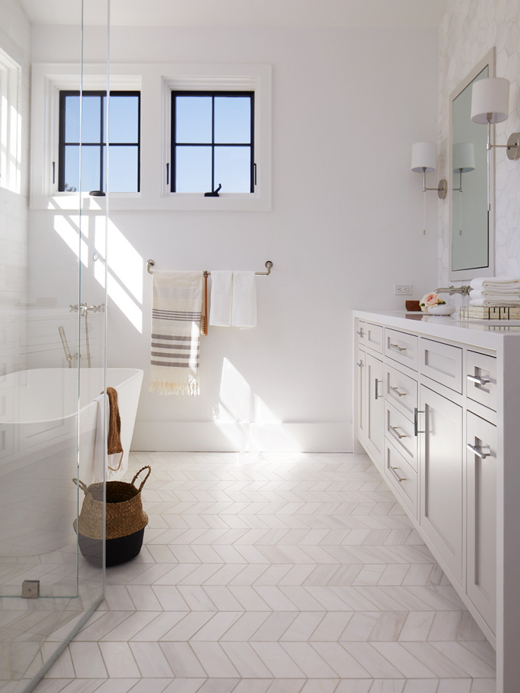 Свежая идея для дизайна: ванная комната в стиле неоклассика (современная классика) с фасадами в стиле шейкер, серыми фасадами, отдельно стоящей ванной, белыми стенами, врезной раковиной, белым полом и белой столешницей - отличное фото интерьера