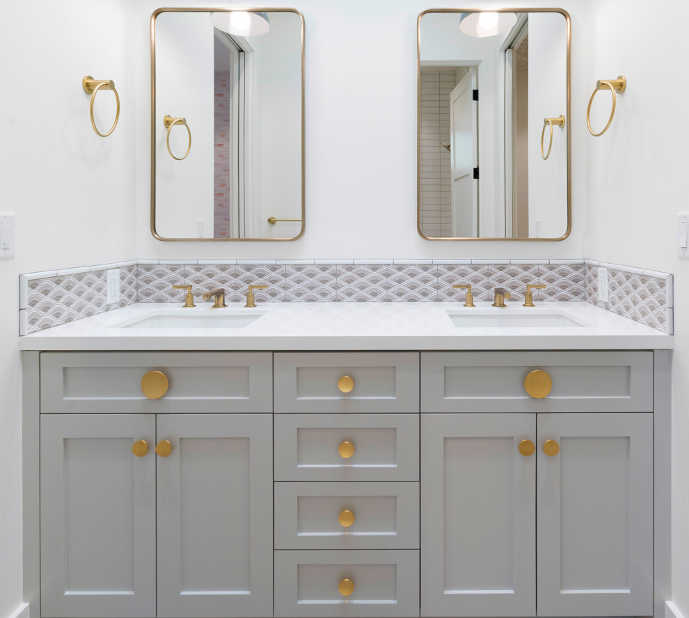 Ejemplo de cuarto de baño contemporáneo con armarios estilo shaker, puertas de armario grises, lavabo bajoencimera, encimera de acrílico y encimeras blancas