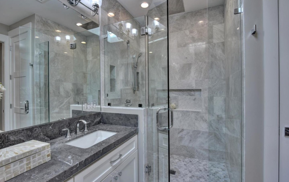 Aménagement d'une salle de bain campagne avec un placard à porte shaker, un carrelage gris, un carrelage de pierre, un sol en marbre et un plan de toilette en marbre.