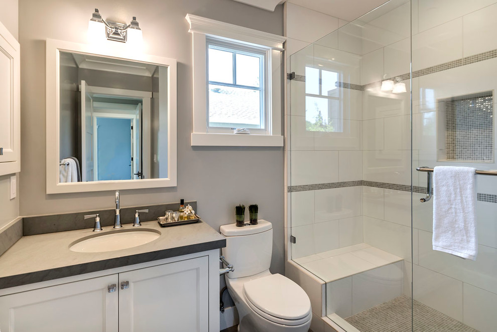 Стильный дизайн: ванная комната в стиле модернизм с серыми стенами, врезной раковиной и душем с распашными дверями - последний тренд