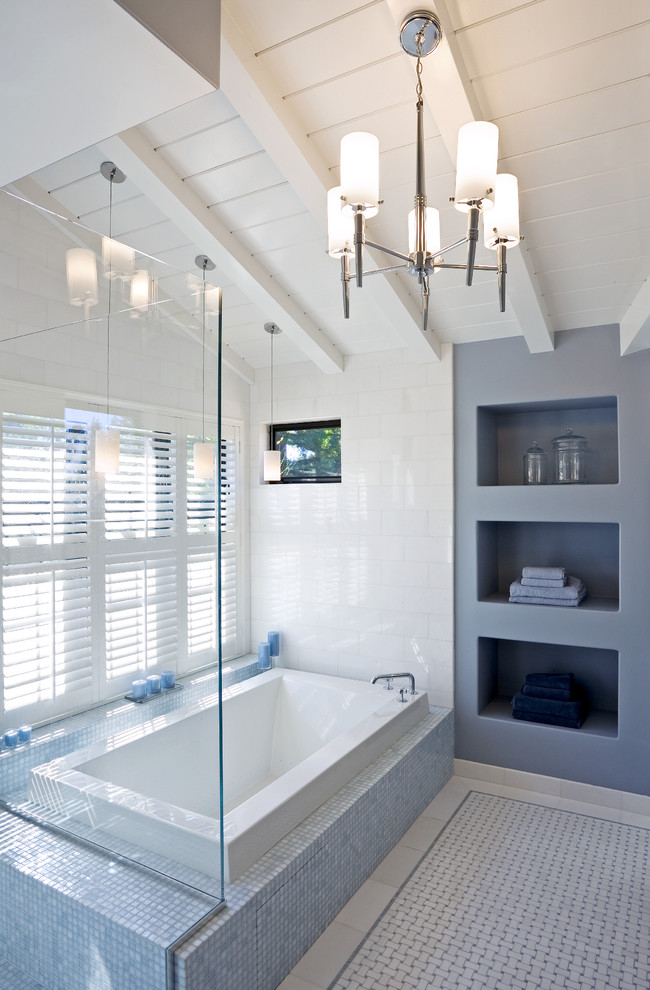 Идея дизайна: большая главная ванная комната в стиле модернизм с плиткой мозаикой, накладной ванной, синей плиткой, открытыми фасадами, синими фасадами, угловым душем и накладной раковиной