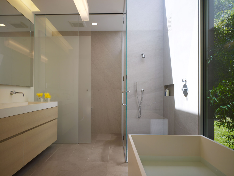Идея дизайна: главная ванная комната в современном стиле с душем без бортиков, отдельно стоящей ванной, плоскими фасадами, бежевыми фасадами, серыми стенами, монолитной раковиной, бежевым полом, душем с распашными дверями, белой столешницей, нишей, тумбой под одну раковину и подвесной тумбой