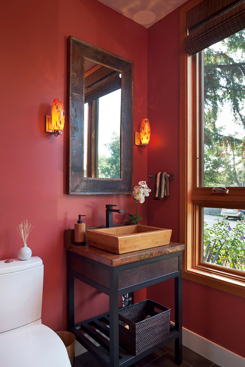 Inspiration pour une petite salle de bain bohème en bois foncé avec un placard sans porte, un mur rouge et une vasque.
